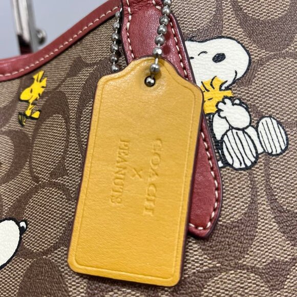 COACH X PEANUTS CITY TOTE IN SIGNATURE CANVAS WITH SNOOPY (CF166) - Picture 5 of 9